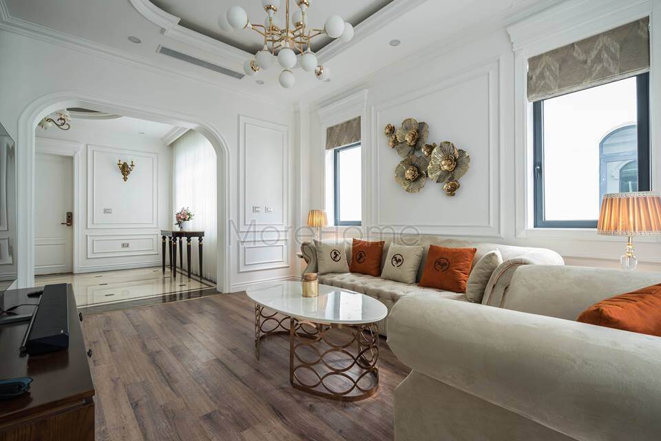 Bộ sofa nỉ tân cổ điển màu trung tính đem lại sự hài hòa cho không gian phòng khách biệt thự giản lược Mẫu nội thất biệt thự tân cổ điển